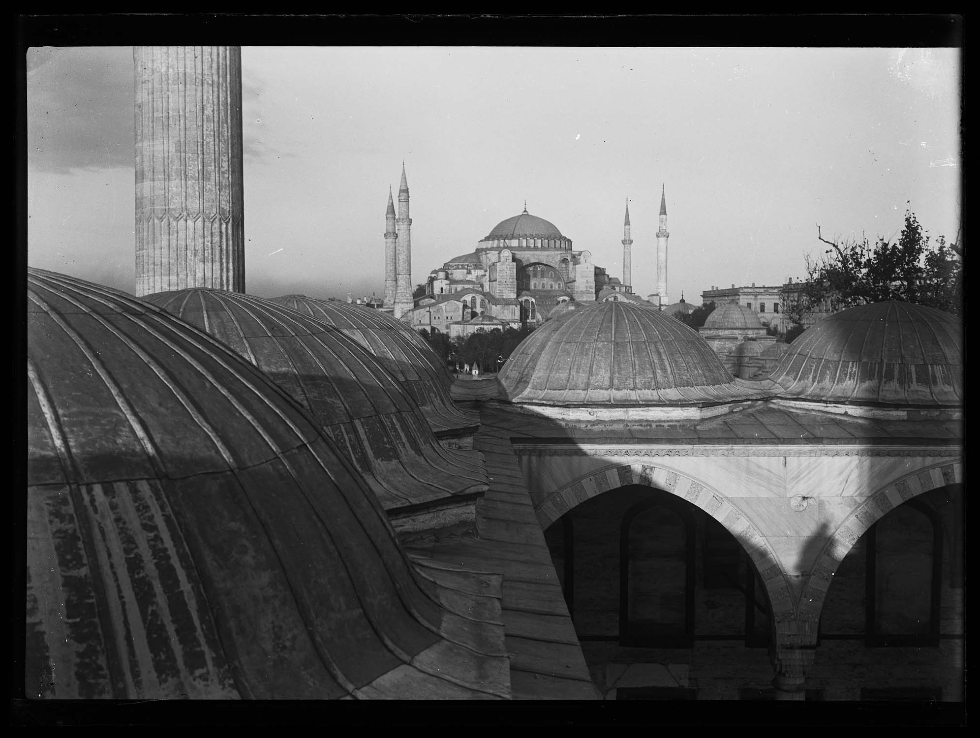 Façade sud vue depuis les coupoles de la cour de la Mosquée bleue